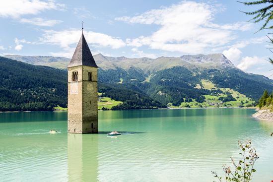 Lago di Resia Il lago e il campanile Shutterstock.com 